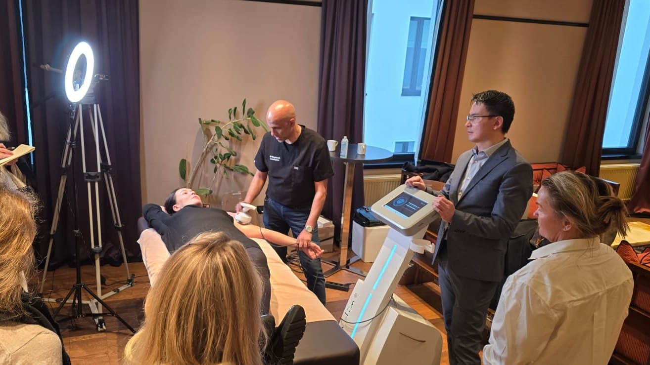 Dr. Kingsley Mariadasan treating the upper arm with Deep Slim at a Regenesis training session