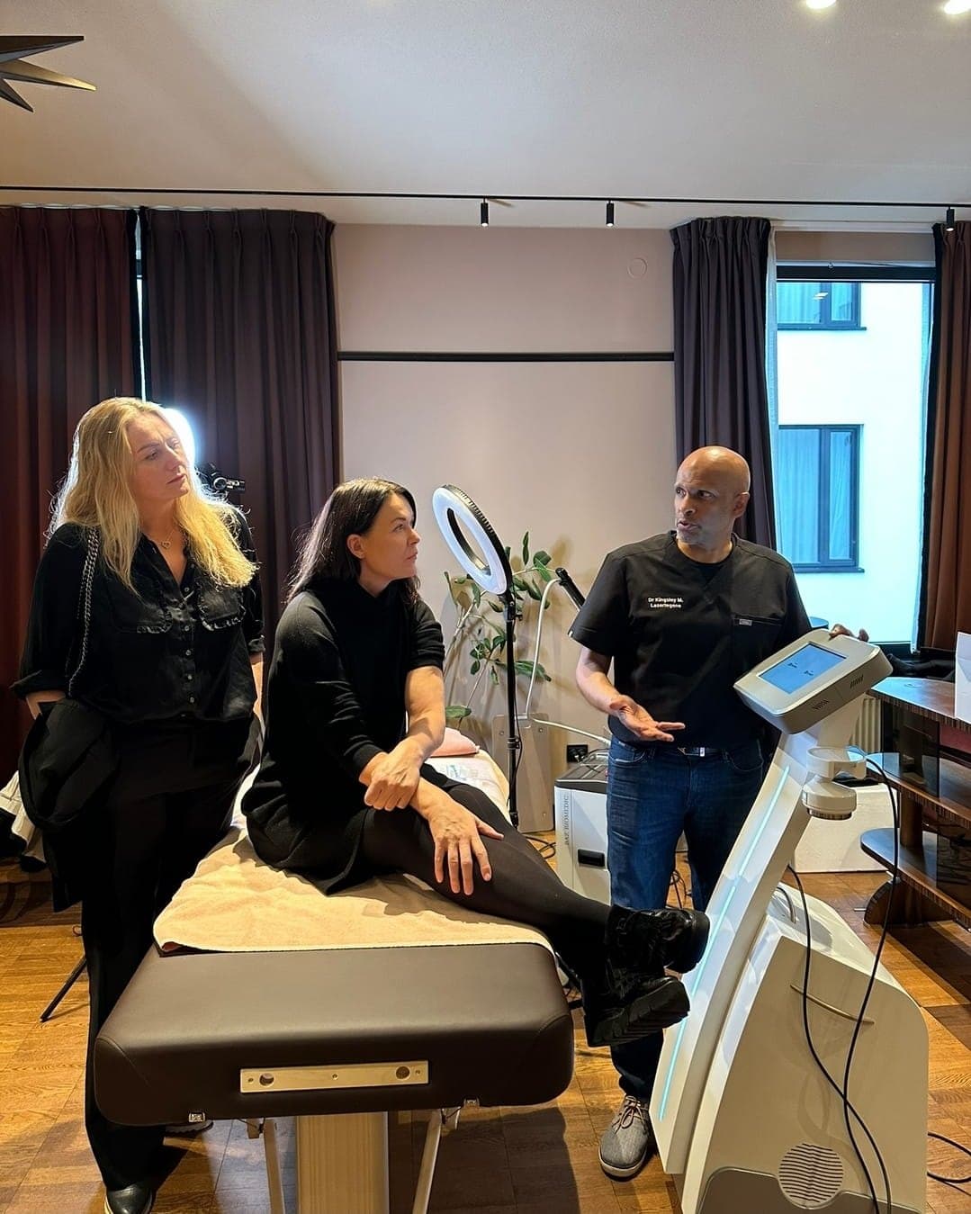 Dr. Kingsley Mariadasan explaining Deep Slim at a Regenesis training session